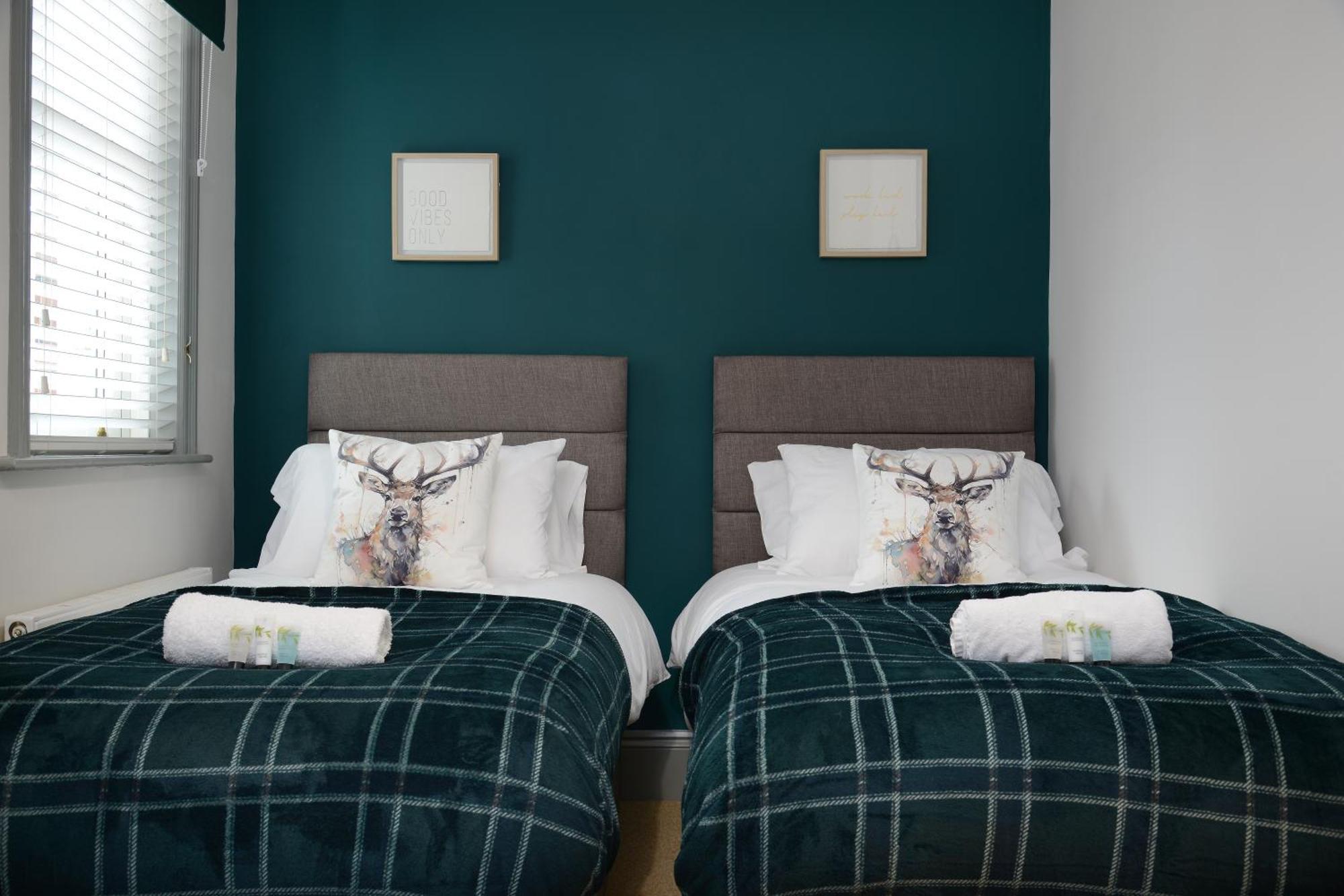 The Old Brewery Boardroom - Winchester City Centre - Unique Property - Free Parking - Sleeps 6 - By Xplus Stays Bagian luar foto